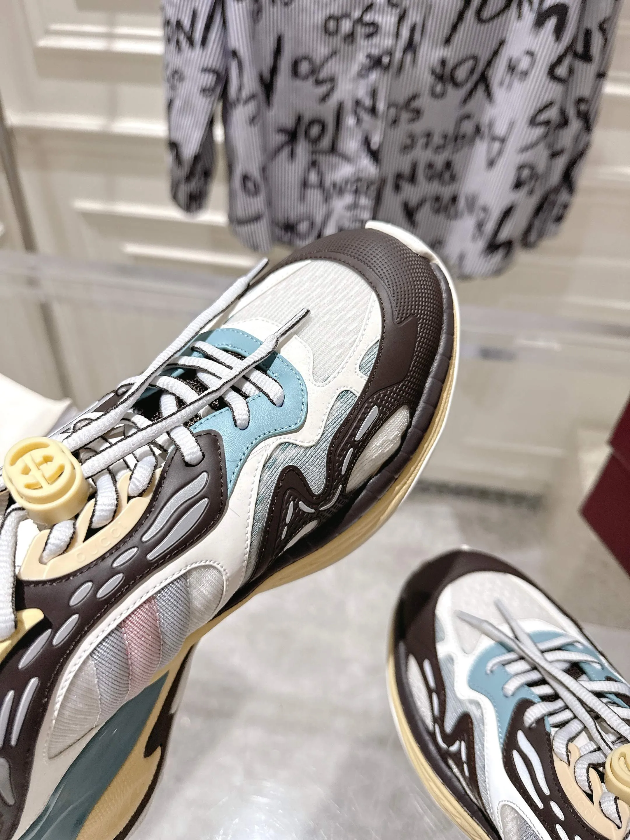 👟👟Ex-factory price 980👟👟Upgraded version with airplane case Gucci Gucci 25ss hot new style couple style retro sports shoes dad shoes This Gucci 2.0 reinterprets the brand's iconic striped webbing elements. This new interpretation of iconic details uses EVA thick soles with a smart silhouette, bringing a stable and comfortable wearing experience. Delivered in exquisite packaging. Fabric: Made of original imported cowhide/technical fabric. Inner foot pad: Breathable mesh. Heel height: 4cm. Sole: Original customized ultra-light foam rubber outsole. Size: 35-45 (women's size 40, men's size 45, custom-made, non-returnable)